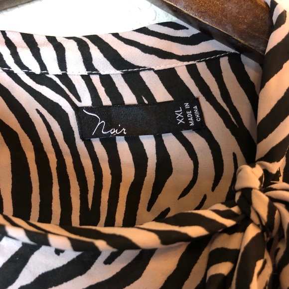 🛍Noir  Animal Print Front Tie Blouse - Picture 7 of 7